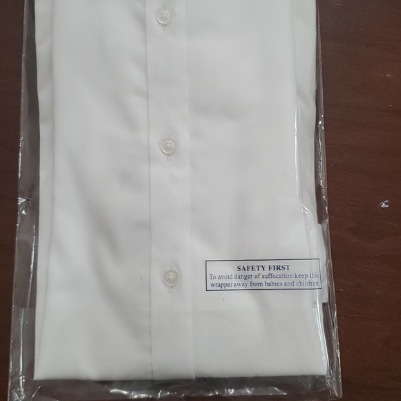 White wrinkle free shirt - Picture 3 of 3